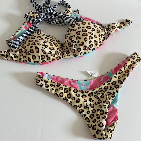 Moana bikini runaway June - Picture 2 of 2